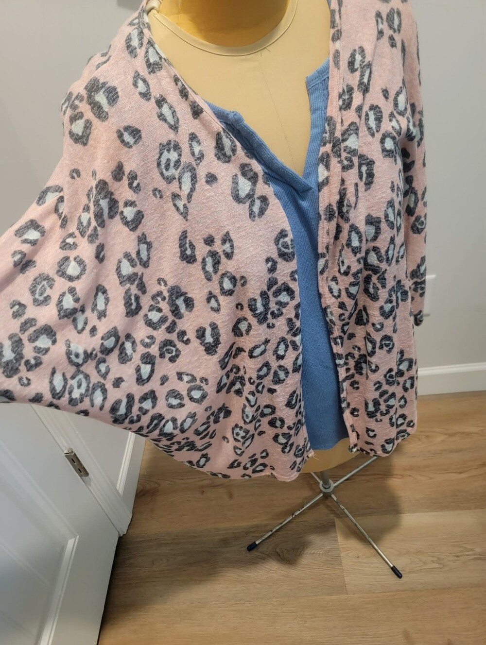 Hopely Size L Pink & Blue Leopard Print Knit Kimono & Wonderly Size L Blue Tank